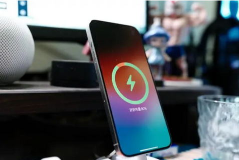 革吉苹果15换屏服务分享用什么充电器给iPhone15充电更好 